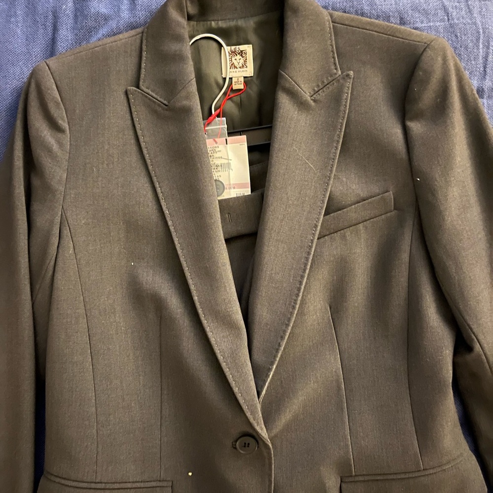 Anne Klein women’s suit Blazer\pants NWT. There’s a name on tag but suit is new.